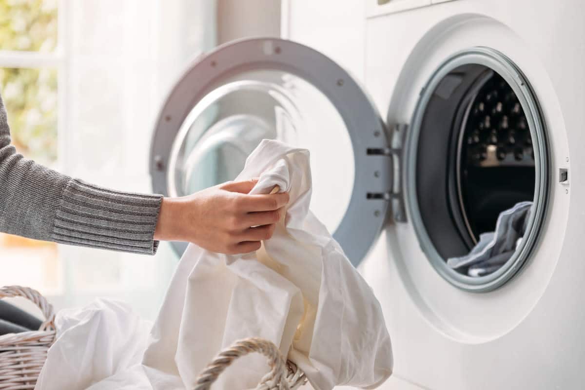 woman shares boyfriend's insane laundry hack, sparks debate over 'correct' way to clean clothes